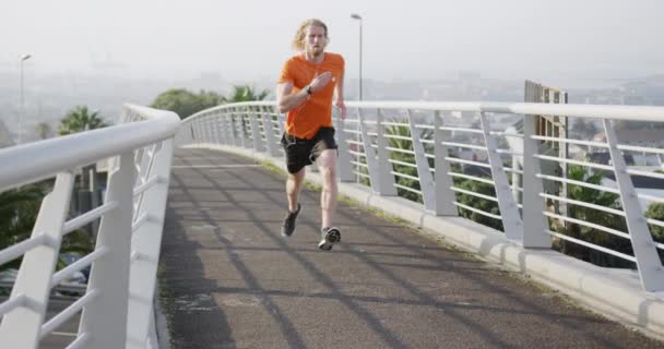 Een Jonge Atletische Blanke Man Die Traint Een Voetgangersbrug Een — Stockvideo