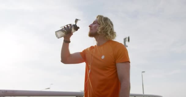 Een Jonge Atletische Blanke Man Die Traint Een Voetgangersbrug Een — Stockvideo