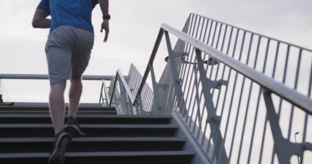 Een Jonge Atletische Blanke Man Aan Het Trainen Een Voetgangersbrug — Stockvideo