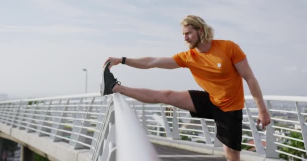 Een Jonge Atletische Blanke Man Aan Het Trainen Een Voetgangersbrug — Stockvideo