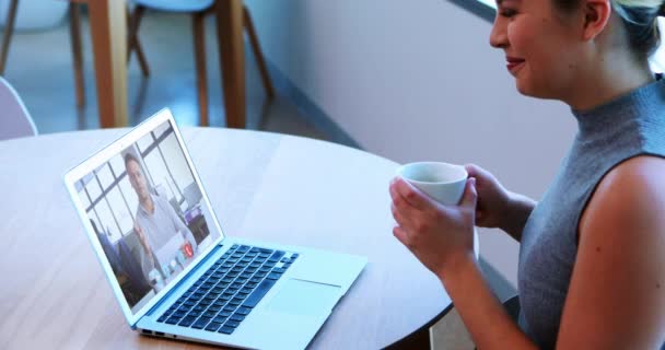 Mujer Caucásica Casa Tomando Café Teniendo Una Reunión Video Computadora — Vídeos de Stock