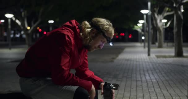 Młody Wysportowany Biały Mężczyzna Ćwiczący Wieczorem Parku Miejskim Robiący Przerwę — Wideo stockowe