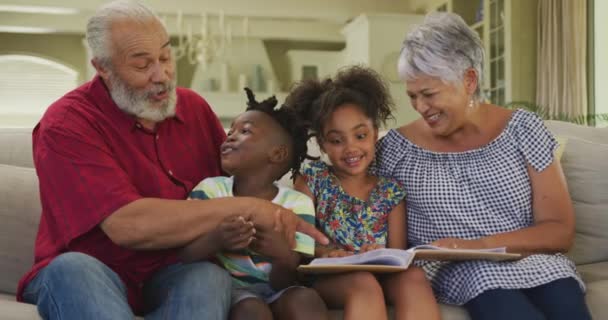 Oudere Afro Amerikaanse Echtparen Hun Kleindochter Kleinzoon Samen Thuis Zittend — Stockvideo