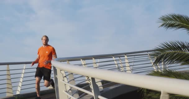 Een Jonge Atletische Blanke Man Die Traint Een Voetgangersbrug Een — Stockvideo