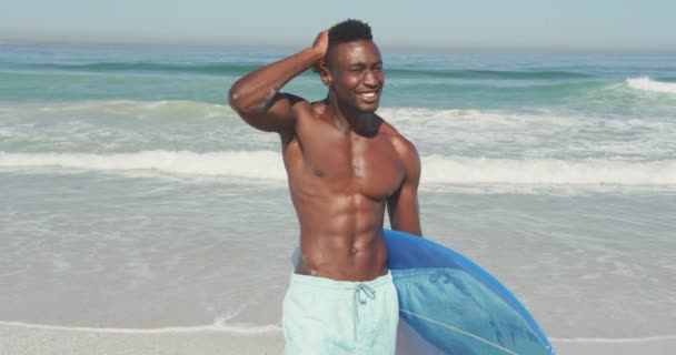 Vrolijke Afro Amerikaanse Man Vakantie Zon Een Tropisch Strand Nat — Stockvideo