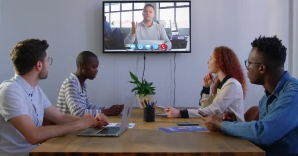 Grupo Multiétnico Colegas Negócios Criativos Masculinos Femininos Uma Reunião Conversando — Vídeo de Stock