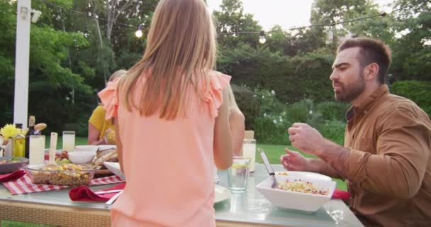 Multigenerační Bělošská Rodina Tráví Spolu Čas Zahradě Sedí Jídelního Stolu — Stock video