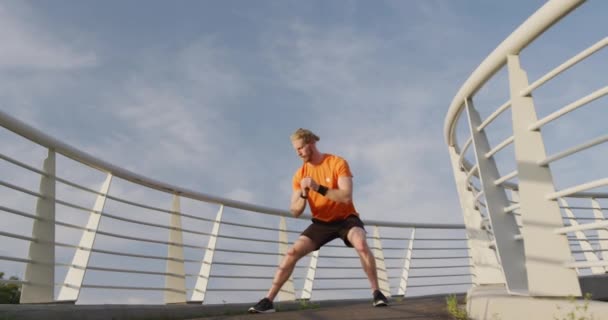 Ung Atletisk Vit Man Som Tränar Gångbro Stad Och Sträcker — Stockvideo