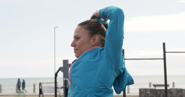 Deportiva Mujer Caucásica Con Pelo Oscuro Una Cola Caballo Con — Vídeos de Stock