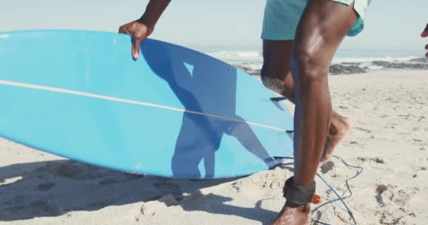 Närbild Afroamerikanska Mannen Semester Solen Tropisk Strand Håller Surfbräda Och — Stockvideo