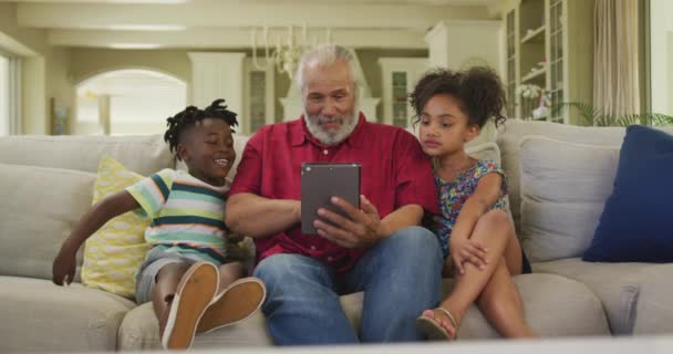 Uomo Anziano Afroamericano Nipote Nipote Trascorrono Del Tempo Casa Insieme — Video Stock