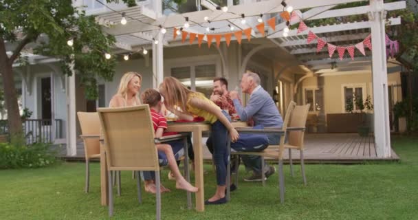 Çok Nesildir Kafkas Ailesi Bahçede Birlikte Vakit Geçirir Yemek Masasında — Stok video