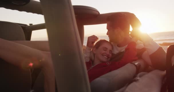 Šťastný Bělošský Zamilovaný Pár Užívající Volný Čas Přírodě Slunečného Dne — Stock video