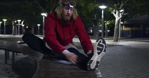 Een Jonge Atletische Blanke Man Die Avonds Traint Een Stadspark — Stockvideo