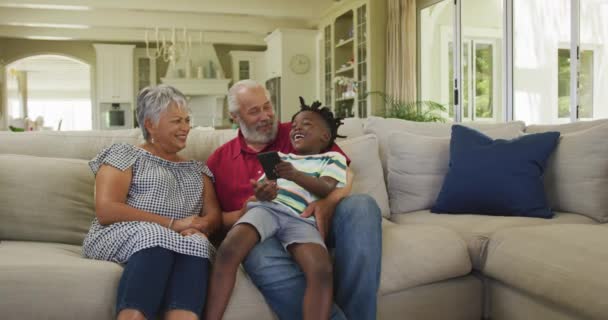 Senior Afroamerikanske Par Deres Barnebarn Tilbringer Tid Sammen Hjemme Sittende – stockvideo