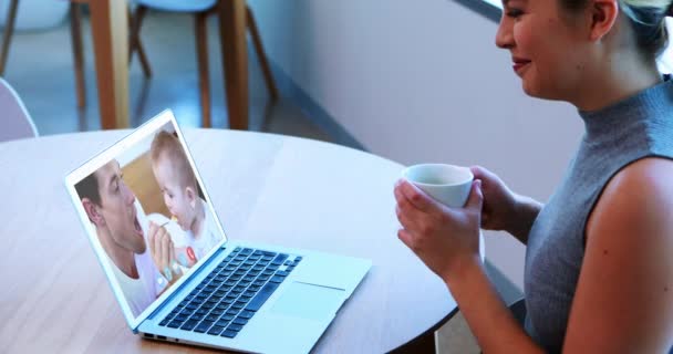 Biała Kobieta Domu Wideo Spotkanie Laptopie Mężczyzną Trzyma Dziecko Interakcji — Wideo stockowe