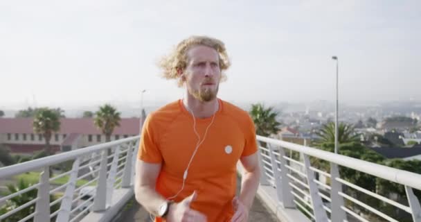 Şehirdeki Bir Yaya Köprüsünde Egzersiz Yapan Kulaklıkları Ağır Çekimde Müzik — Stok video