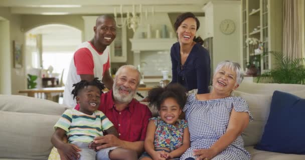 Portrett Seks Medlemmer Multigenerasjons Afroamerikansk Familie Som Tilbringer Tid Sammen – stockvideo