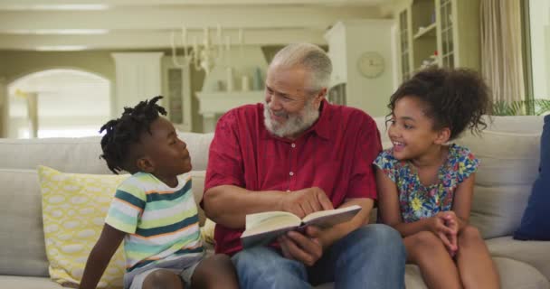 Den Äldre Afroamerikanske Mannen Hans Barnbarn Och Sonson Spenderar Tid — Stockvideo