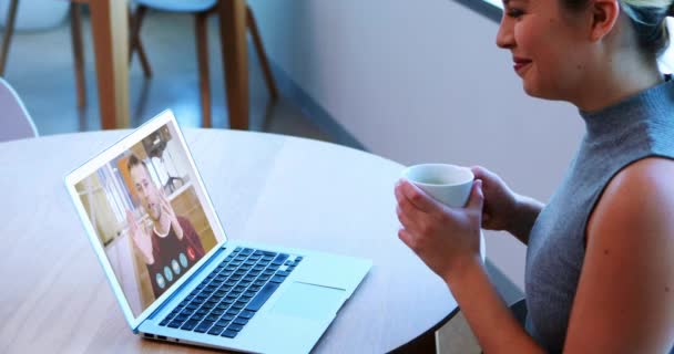 Biała Kobieta Domu Pije Kawę Wideo Spotkanie Laptopie Swoim Współpracownikiem — Wideo stockowe