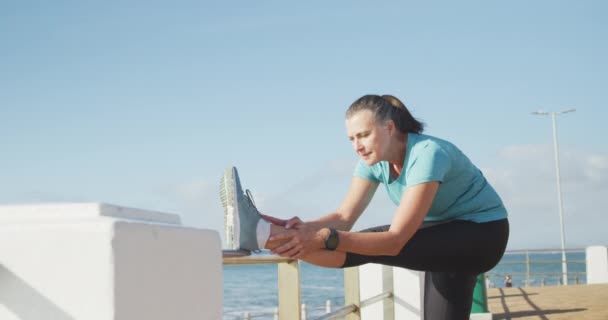 Senior Blanke Vrouw Aan Promenade Bij Zee Sportkleding Strekte Haar — Stockvideo