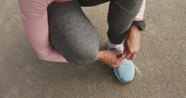 Middenin Een Fitte Blanke Vrouw Die Het Park Traint Sportkleding — Stockvideo