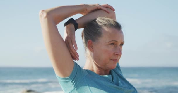 Senior Fit Blanke Vrouw Aan Het Trainen Het Park Sportkleding — Stockvideo