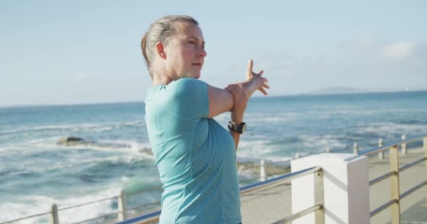 Старшая Белая Женщина Тренирующаяся Парке Спортивной Одежде Вытягивающая Руки Уход — стоковое видео