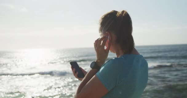 Hochwinkelaufnahme Einer Älteren Kaukasischen Frau Die Sportkleidung Auf Der Promenade — Stockvideo