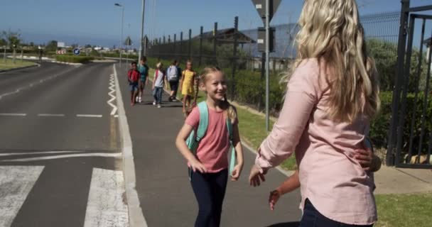 Maestra Caucásica Saludando Dos Colegialas Esperando Para Cruzar Calle Cruce — Vídeos de Stock