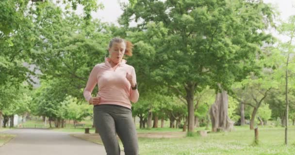 Senior Fit Mulher Caucasiana Trabalhando Parque Vestindo Roupas Esportivas Correndo — Vídeo de Stock