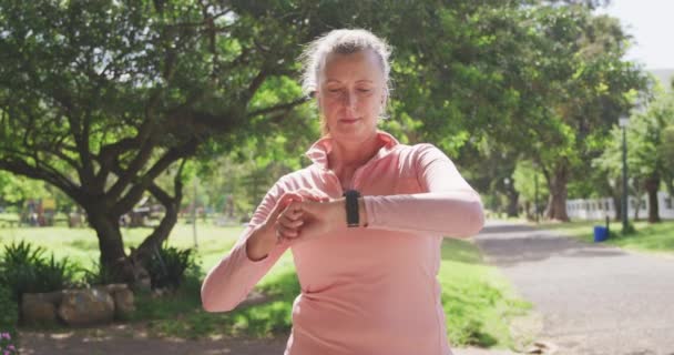 Donna Caucasica Anziana Forma Che Allena Nel Parco Indossando Vestiti — Video Stock