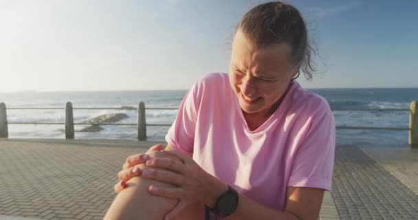 Üst Düzey Beyaz Kadın Deniz Kenarında Spor Kıyafetleriyle Çalışıyor Yaralı — Stok video
