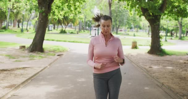 Son Sınıf Beyaz Kadın Portresi Parkta Spor Kıyafetleriyle Çalışıyor Kulaklıkları — Stok video