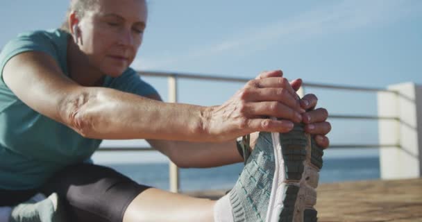 Eine Ältere Kaukasische Frau Die Sportkleidung Auf Der Strandpromenade Meer — Stockvideo