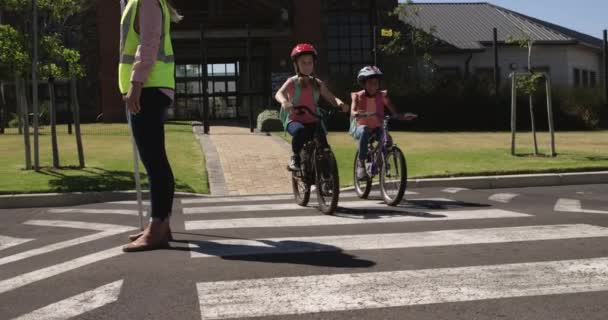 Multiethnische Gruppe Von Kindern Auf Fahrrädern Und Skateboards Die Die — Stockvideo