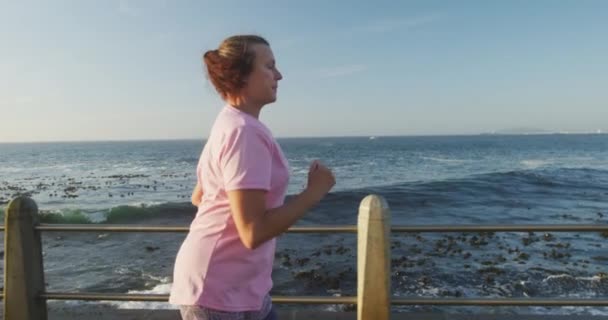 Vit Kvinna Som Tränar Strandpromenad Vid Havet Sportkläder Och Springer — Stockvideo