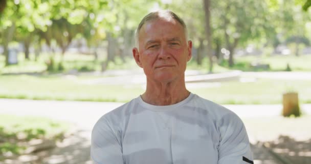 Parkta Spor Kıyafetleriyle Spor Yapan Kameraya Gülümseyen Yaşlı Beyaz Adamın — Stok video