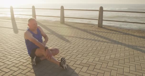 Starszy Biały Mężczyzna Ćwiczący Promenadzie Nad Morzem Sportowych Ciuchach Robiący — Wideo stockowe