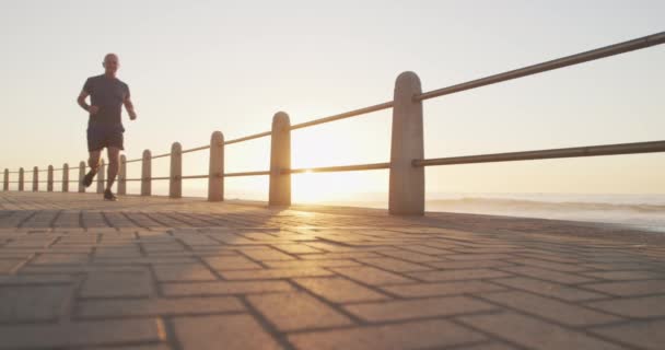 Senior Fit Kaukasische Man Aan Promenade Bij Zee Sportkleding Rennend — Stockvideo