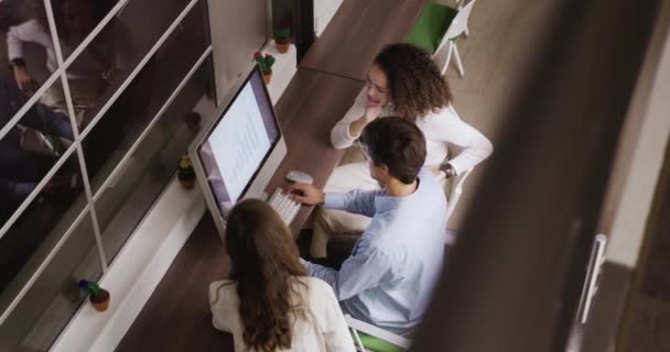 Hoge Hoek Uitzicht Kaukasische Professionele Zakenman Gemengd Ras Kaukasische Zakenvrouwen — Stockvideo