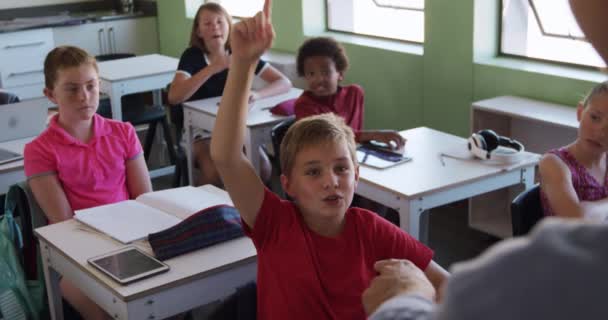 Grupo Multiétnico Niños Maestro Caucásico Sentado Una Clase Durante Una — Vídeo de stock