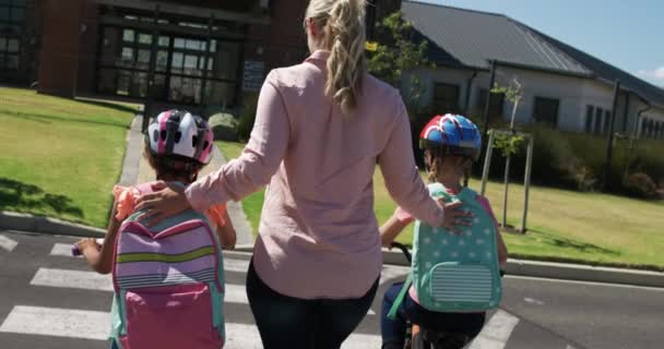 Maestra Caucásica Cruzando Una Calle Cruce Peatonal Con Niños Montando — Vídeos de Stock