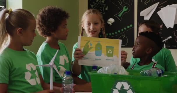 Multietnisk Grupp Barn Bär Gröna Shirts Med Vit Återvinning Logotyp — Stockvideo