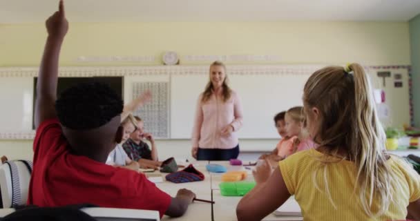 Mnohonárodnostní Skupina Dětí Jejich Bělošská Učitelka Sedící Během Lekce Třídě — Stock video