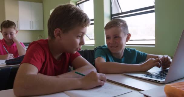 Ragazzi Caucasici Seduti Alla Scrivania Classe Usando Computer Portatile Parlando — Video Stock