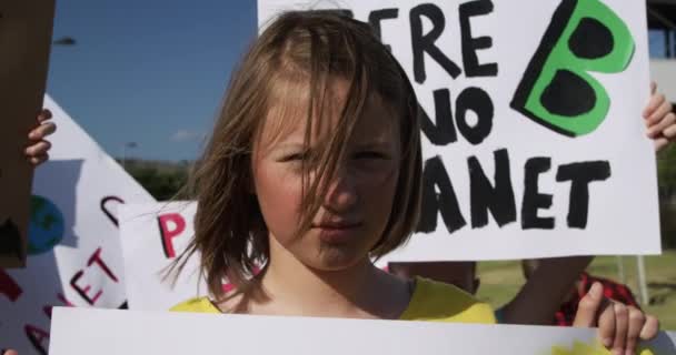 Portret Białej Dziewczyny Patrzącej Kamerę Dzieci Noszące Znaki Hasłami Środowiskowymi — Wideo stockowe