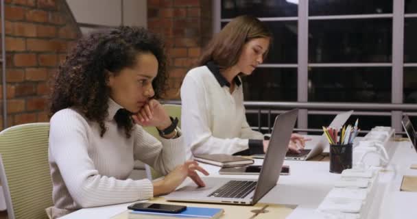 Gemengde Race Blanke Professionele Zakenvrouwen Werken Samen Een Modern Kantoor — Stockvideo