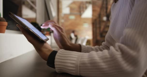 Der Mittlere Teil Des Kaukasischen Geschäftsmannes Arbeitet Einem Modernen Büro — Stockvideo