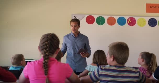 Mnohonárodnostní Skupina Dětí Jejich Bělošský Učitel Sedící Během Lekce Třídě — Stock video